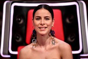 lena meyer-landrut bei the voice kids 2024: der rote stuhl ist ihr wohnzimmer