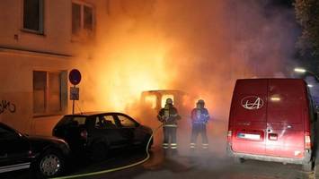 Transporter in Flammen – Feuerwehr rettet 25 Menschen