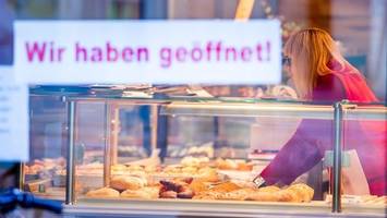 warum viele bäcker trotz verbots am pfingstmontag öffnen