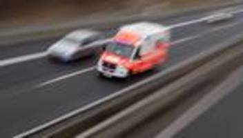 Unfälle: Acht Verletzte auf A10: Kleintransporter fährt auf Lkw auf