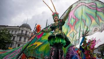 karneval der kulturen: vor dem umzug kamen die abschlepper