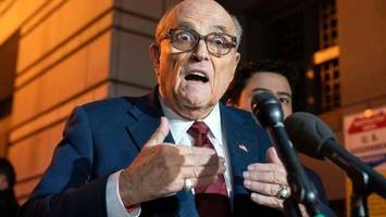 nach geburtstagsfeier: giuliani über anklage informiert