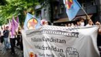 konflikte: polizeipräsenz bei pro-palästina-demonstration in neukölln
