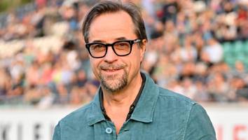 „tatort“-star kaum wiederzuerkennen - jan josef liefers überrascht mit hippem umstyling