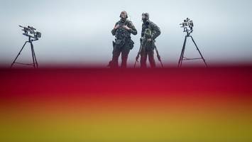 75 jahre grundgesetz - polizei schützt grundgesetz-feier mit hubschraubern, booten und spezialeinheiten