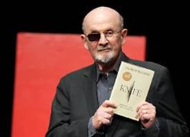 da bist du ja: salman rushdie nähert sich seinem attentäter