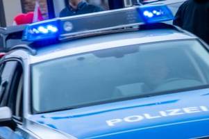 beule beim einkauf: zwei frauen geraten sich in geschäft in die haare