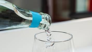 Gerolsteiner, Adelholzener und Co.  - Classic Mineralwasser bei ÖKO-TEST: Nur ein Wasser besteht den Test nicht