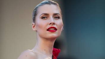 aufsehenerregendes kleid in cannes - gntm-star lena gercke begeistert mit hüfthohem beinschlitz