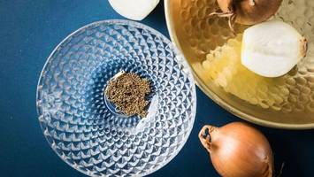 reinigungshack: goldschmuck reinigen mit zwiebelsaft