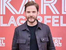 becoming karl lagerfeld: großer romantiker - daniel brühl spielt lagerfeld