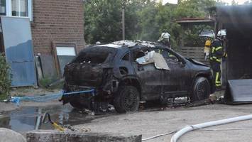 mercedes e-klasse in flammen: herausforderung bei löscharbeiten