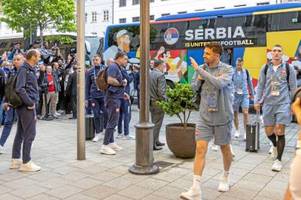 serbische mannschaft angekommen: mit blaulicht durch augsburgs maximilianstraße