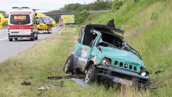 a7 kaltenkirchen: auto überschlägt sich, hubschrauber landet