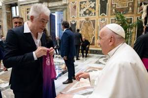 Mittermeier schenkt Papst Franziskus pinkes DFB-Trikot