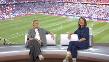 Im ZDF-Sportstudio - Katrin Müller-Hohenstein trägt außergewöhnliche Socken zur EM 2024