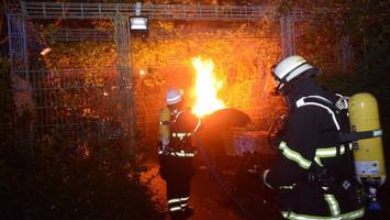 In der Nacht: Hohe Flammen schlagen aus Müllcontainern