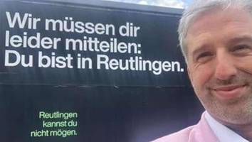„wir müssen dir leider mitteilen“ - weggezogene lachen sich nach pr-aktion von boris palmers reutlingen kaputt