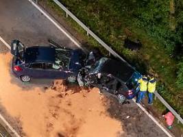 fünf menschen in lebensgefahr: achtjähriger stirbt bei unfall in bayern