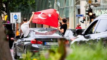 Türkische Fans feiern in Berlin: Autokorso am Ku'damm