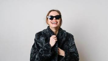 „mob wife“-Ästhetik: föhnfrisur und faux fur im trend