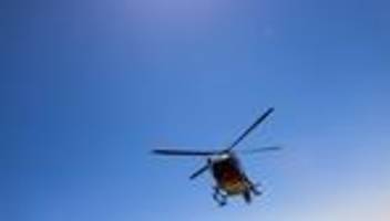 unfälle: hubschrauber bleibt auf autobahn liegen