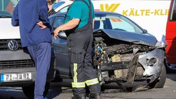 unfall vor einsatz: feuerwehrmann verunglückt in privatauto