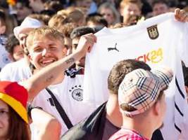 Umsonst Fan sein?: Was es mit dem Deutschland-Trikot von Check24 auf sich hat