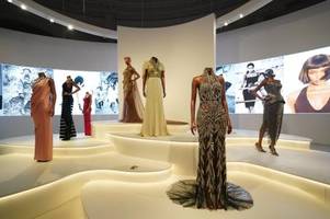 ausstellung über naomi campbell: viel mode, wenig mensch