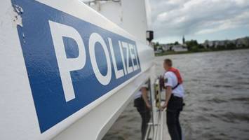 floß kentert wegen unwetter: 13 menschen aus wasser gerettet