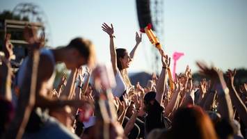 donnernde bässe und italo-schlager: alte schule zum festival-ende