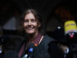 reaktionen nach der freilassung: christine assange: „martyrium meines sohnes findet endlich ein ende“