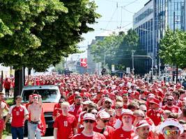 vor dem em-spiel gegen serbien: tausende dänemark-fans marschieren durch die münchner innenstadt