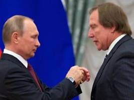 sorgfaltspflicht verletzt: banker von putins brieftasche in zürich verurteilt