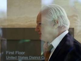 erst verurteilung, dann freiheit: julian assange bekennt sich vor us-gericht schuldig