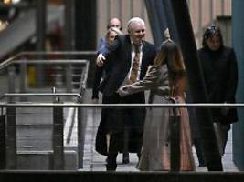 im jet für 520.000 dollar: assange bei ankunft in der heimat stürmisch begrüßt