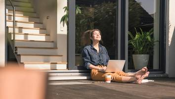 happy im home-office - fast 40 prozent der arbeitnehmer würden trotz gehaltseinbußen home-office machen