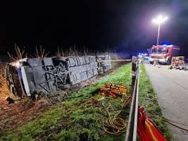 Fahrzeug auf die Seite gekippt: Busunfall auf der A24 - 16 Verletzte