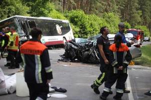 Auto stößt mit Bus zusammen: Eine Tote, Kind schwer verletzt