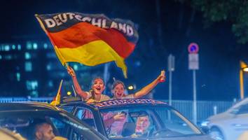 rechtsexperte klärt auf - flaggen, hupen, rauslehnen: was ist beim autokorso eigentlich erlaubt?