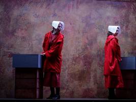 „the handmaid’s tale“ in freiburg: unterwerfung der frauen