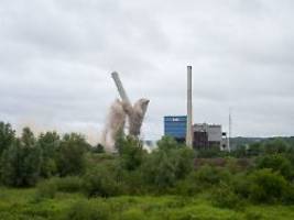 und weg sind sie: saarland sprengt gigantische türme von kohlekraftwerk