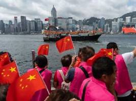 polizeipräsenz gegen proteste: hongkong feiert 27. jahrestag der rückgabe an china