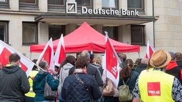 viele hamburger bank-filialen könnten heute geschlossen bleiben