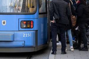 Autofahrerin wird bei Unfall mit Straßenbahn in München schwer verletzt