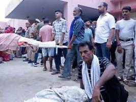 Tragödie nach religiösem Fest: Mehr als 100 Tote bei Massenpanik in Indien