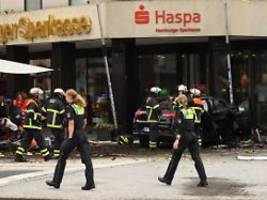 Vier Verletzte in Hamburg: Auto fährt in Menschengruppe - und kracht in Bankfiliale
