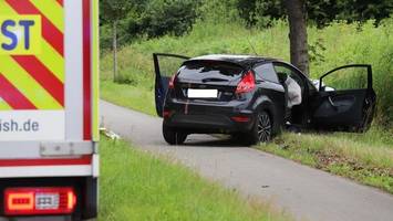 Schockmoment: Auto mit drei Insassen knallt gegen Baum