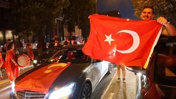 lärmbelästigung im autokorso: knöllchen für 470 türkei-fans