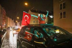 Türkische Fans feiern EM-Sieg mit Autokorsos